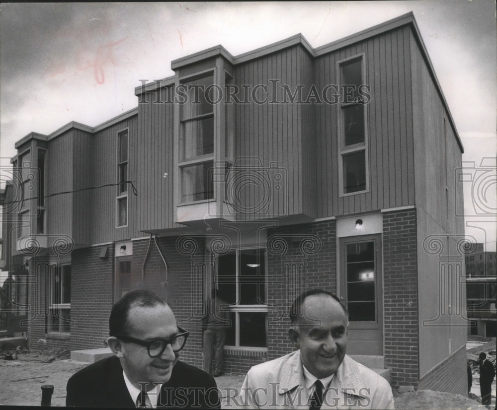 1966 Press Photo Alan Crawford, Sidney Friedman pose at Hillside Housing Project- Historic Images