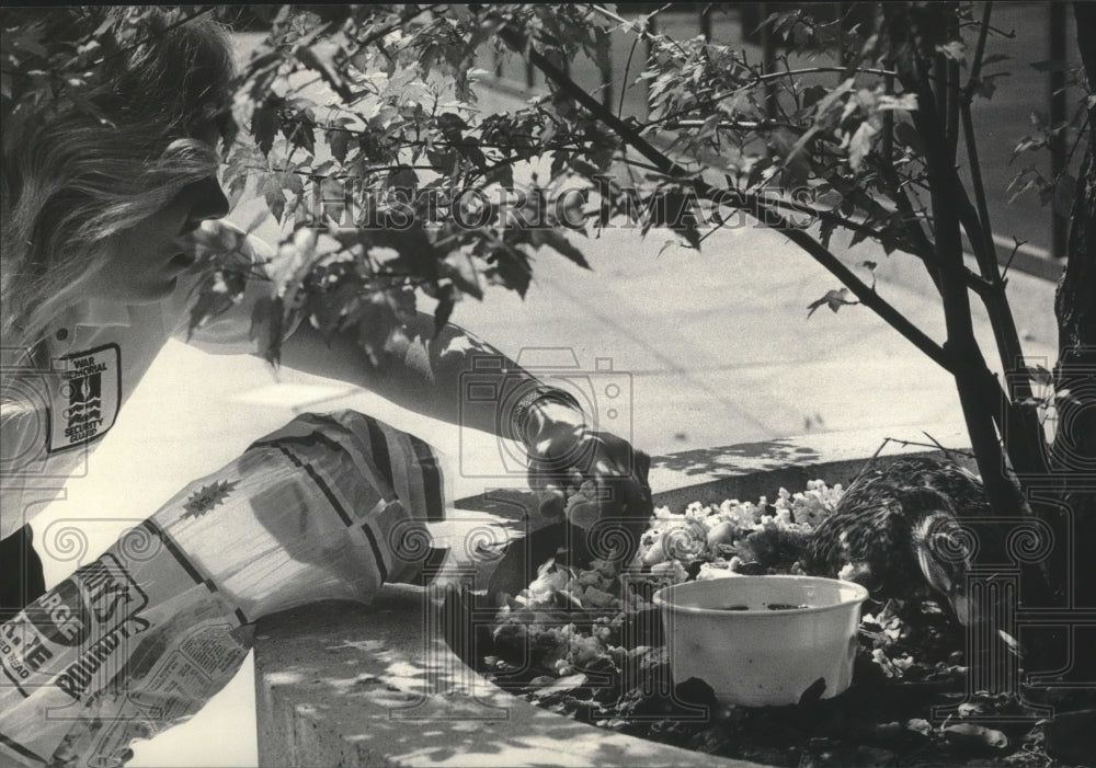  Press Photo Outside Art Museum Schlidt drops popcorn for Gertrude, Milwaukee.- Historic Images