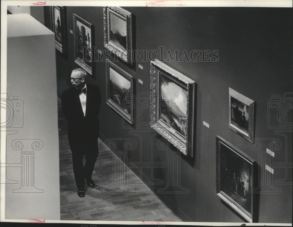 1975 Press Photo Guest at Art Center views ground level gallery, Milwaukee.- Historic Images