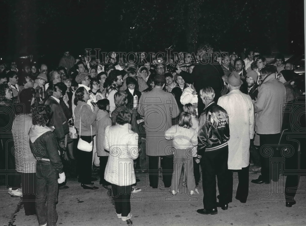 1986 Press Photo Demonstrators of sale of Northview Home in Waukesha Wisconsin - Historic Images