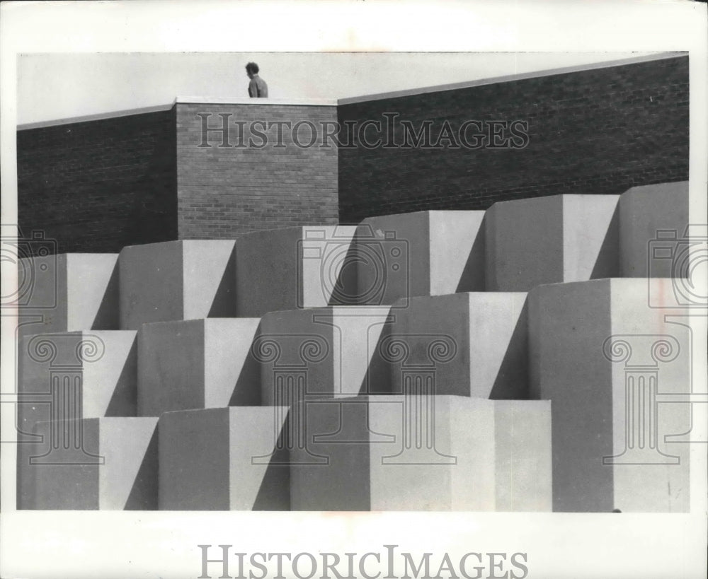 1972 Press Photo roof inspector at main building in Northridge Shopping complex- Historic Images