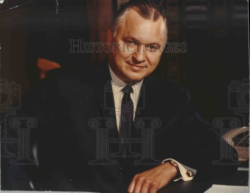 Load image into Gallery viewer, 1972 Press Photo Walter Hickel, former Secretary of Interior - mjb66719
