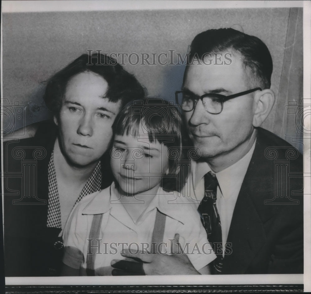 1953 Press Photo Mr. and Mrs. Richard Hartley with daughter Carol - mjb66744