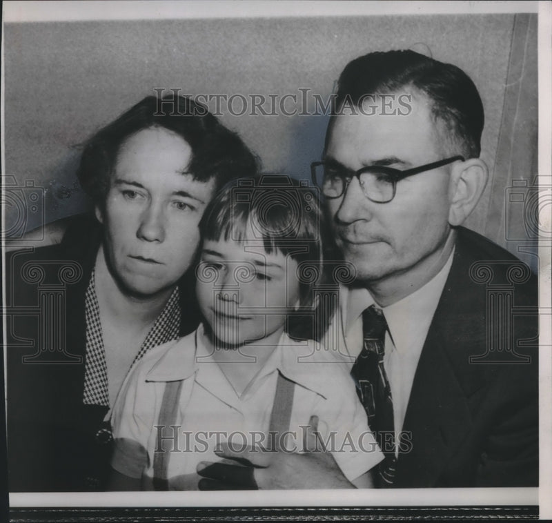 Load image into Gallery viewer, 1953 Press Photo Mr. and Mrs. Richard Hartley with daughter Carol - mjb66744
