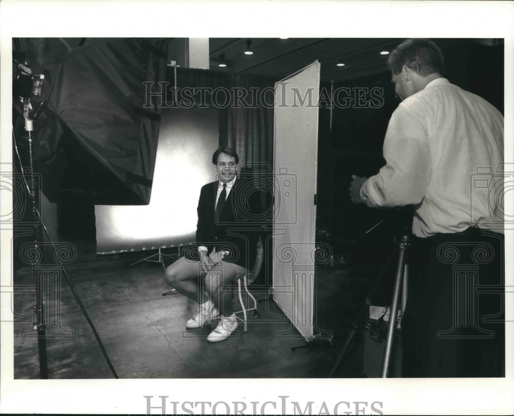  Press Photo Northwest Mutual Life&#39;s Charles Mehling poses for photo Milwaukee- Historic Images