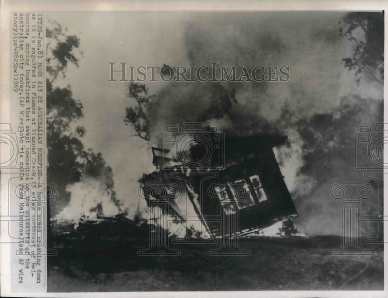 Load image into Gallery viewer, 1969 Press Photo Diamond Creek brushfire northeast of Melbourne, Australia

