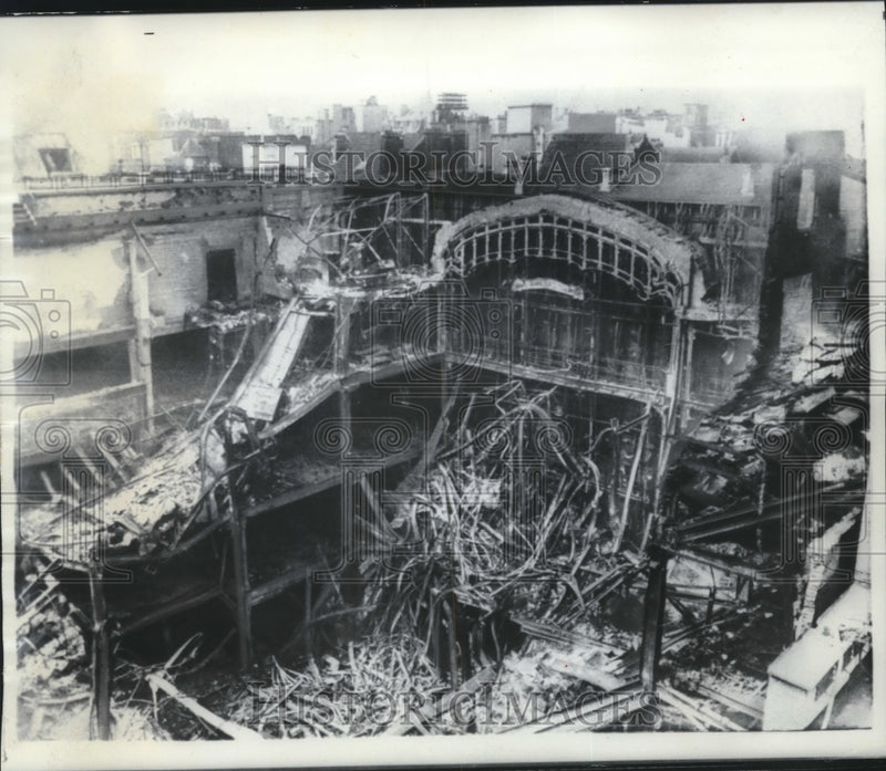 Load image into Gallery viewer, 1967 Press Photo Fire guts department store in Brussels arson suspected

