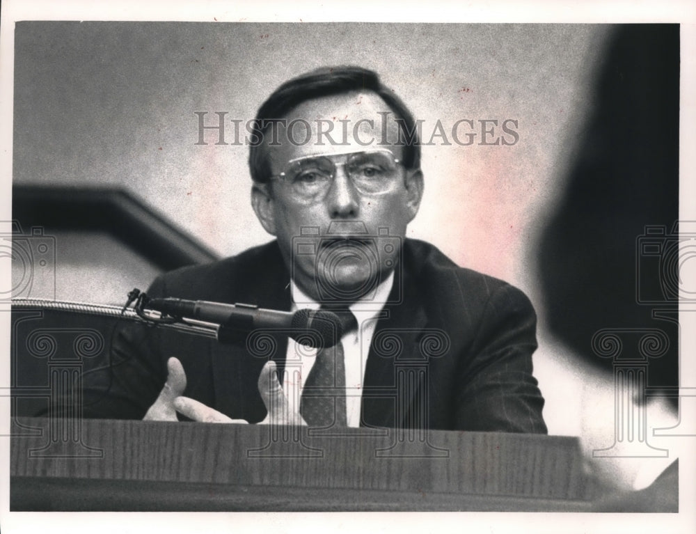 1992 Press Photo Former Wisconsin Governor Martin J. Schreiber, testifies- Historic Images