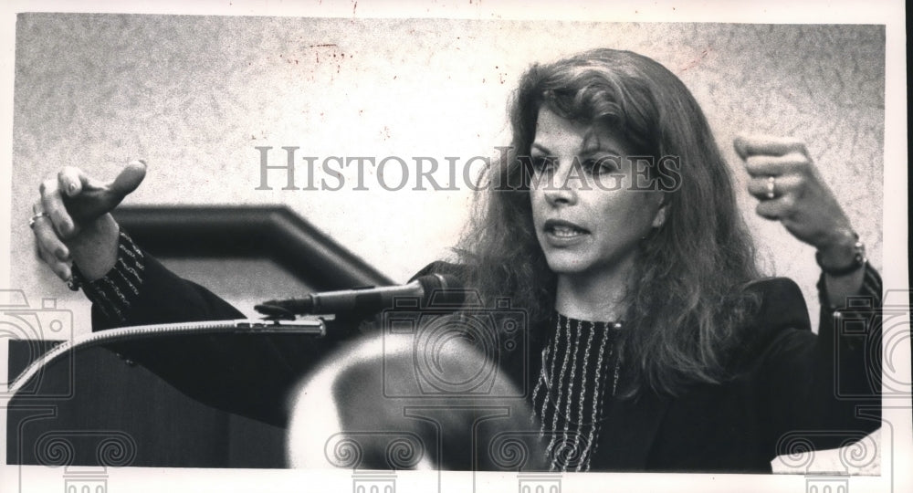 1992 Press Photo Mary c. Igel testifies that she was struck with both hands- Historic Images