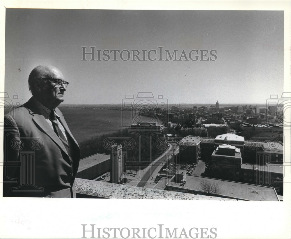 1982 Press Photo Harrington surveys Madison from 19th floor of Van Rise Hall- Historic Images