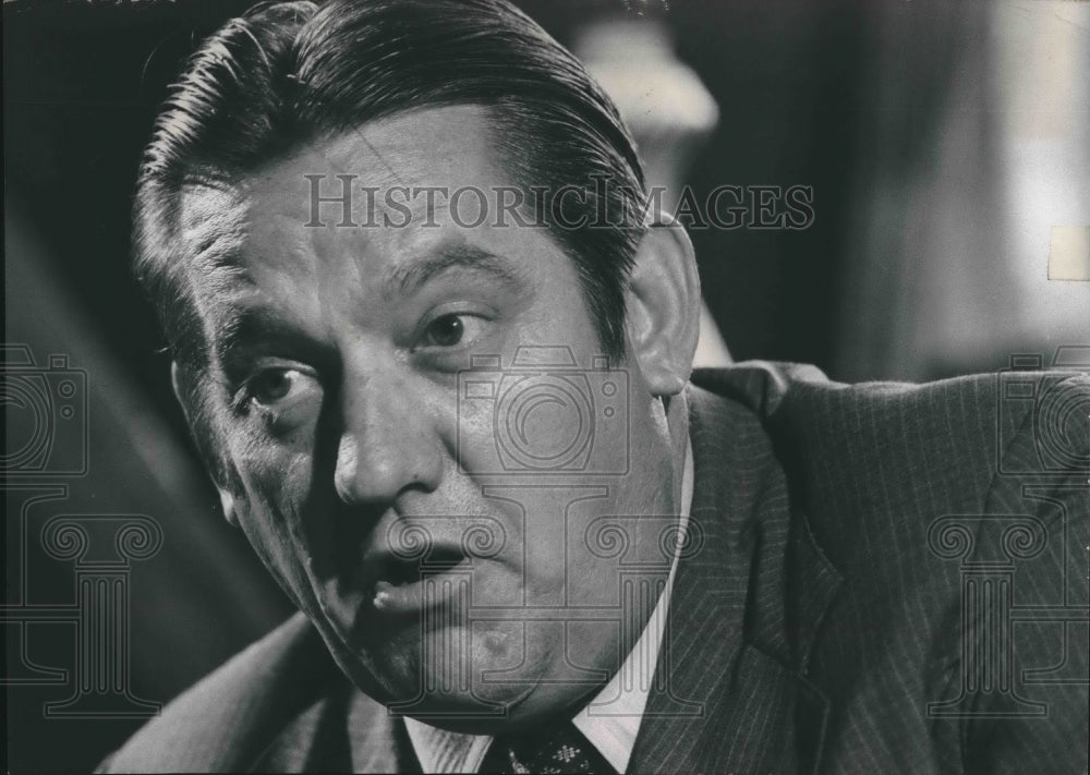 1975 Press Photo Oklahoma Senator Fred Harris speaks on alternatives to busing.