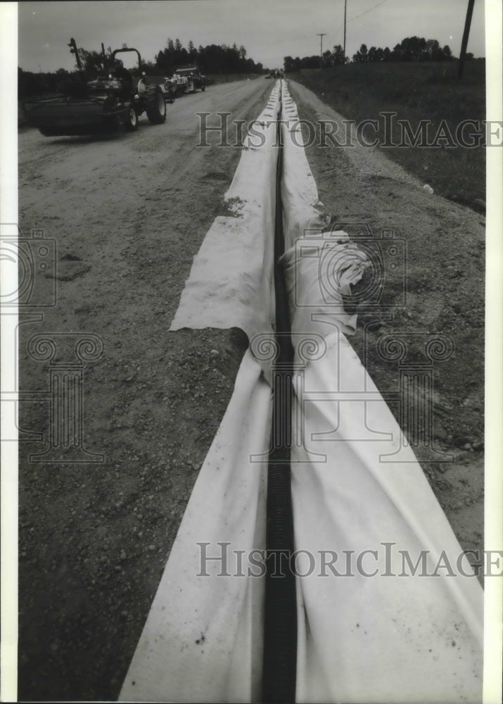 1993 Press Photo Drain Tiles to Improve Roadway Drainage, Ozaukee, Wisconsin- Historic Images