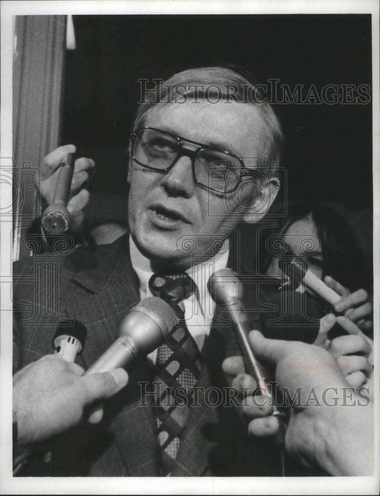 1974 Press Photo Richard C. Nowakowski Answers Questions After Acquittal