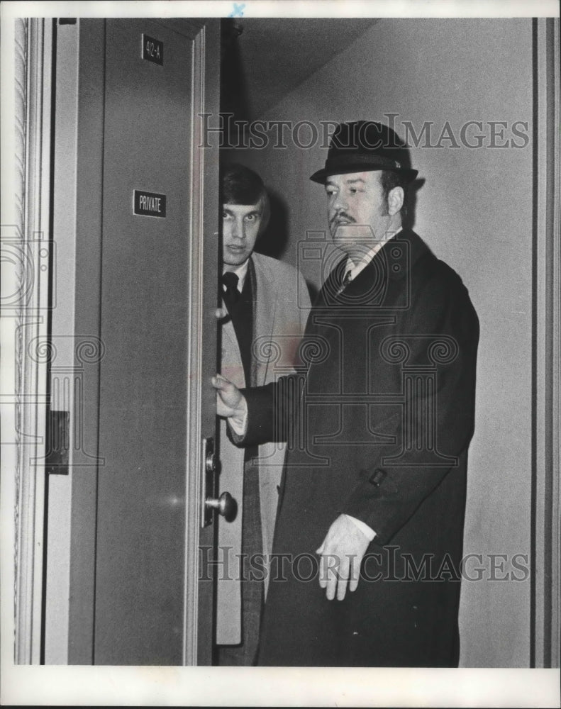 Load image into Gallery viewer, 1972 Press Photo Witness Ronald E. Pickett at Nowakowski Trial, Milwaukee

