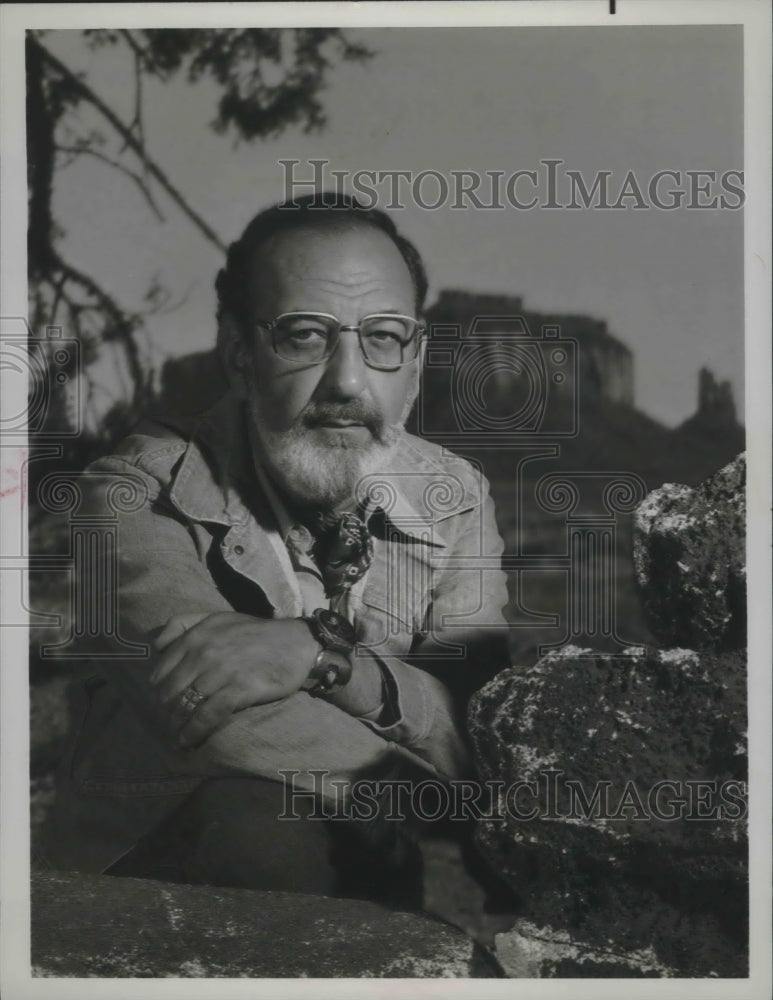 1974 Press Photo Robert Northshield explains &quot;The Navajo Way&quot; to viewers