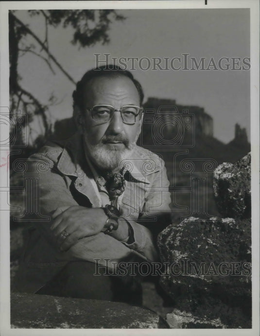 1974 Press Photo Robert Northshield explains "The Navajo Way" to viewers