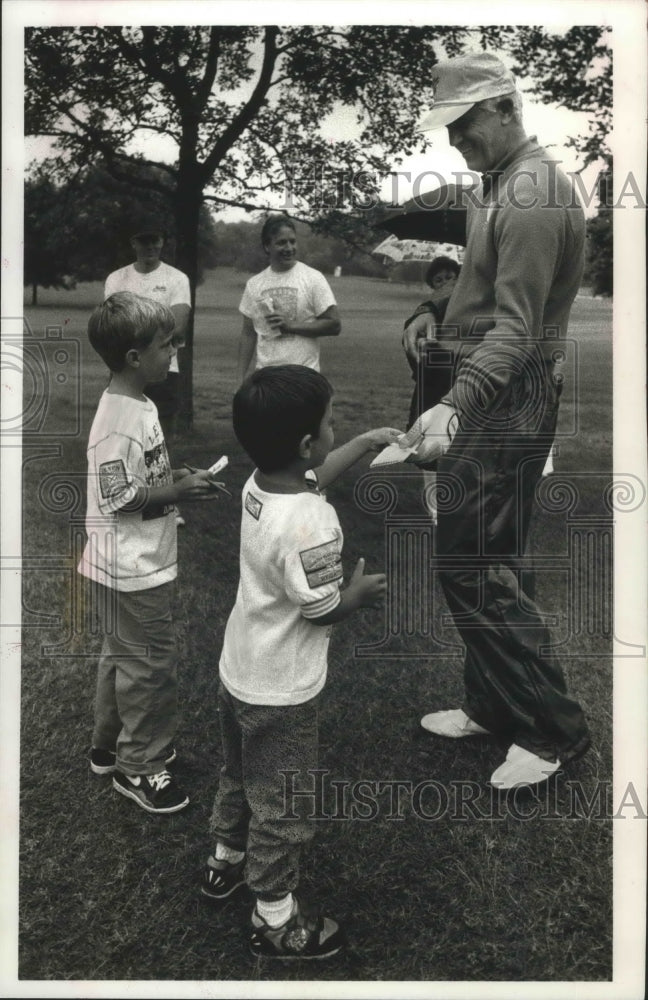 1990 Press Photo Milwaukee Bucks coach Del Harris, at the Lombardi Classic- Historic Images