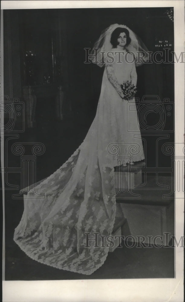 Load image into Gallery viewer, 1966 Press Photo Luci Johnson in wedding gown in East room of the White House
