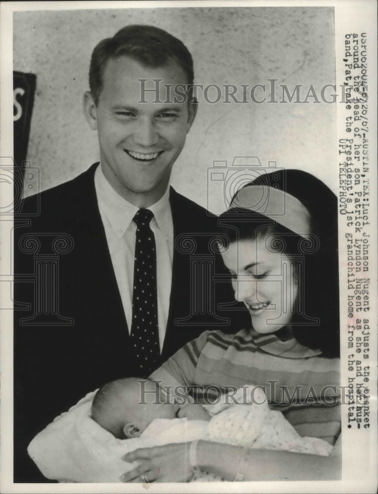 Load image into Gallery viewer, 1967 Press Photo Luci and Pat Nugent bring home son Patrick from the hospital
