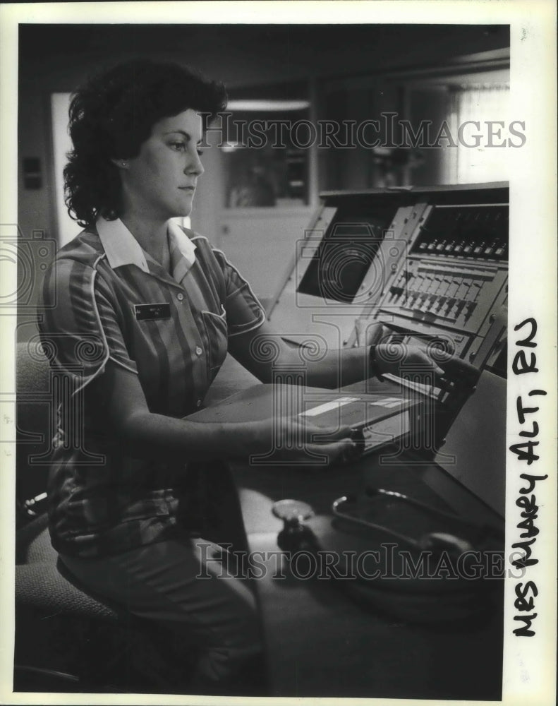 1963 Press Photo Mary Alt, Registered Nurse- Historic Images