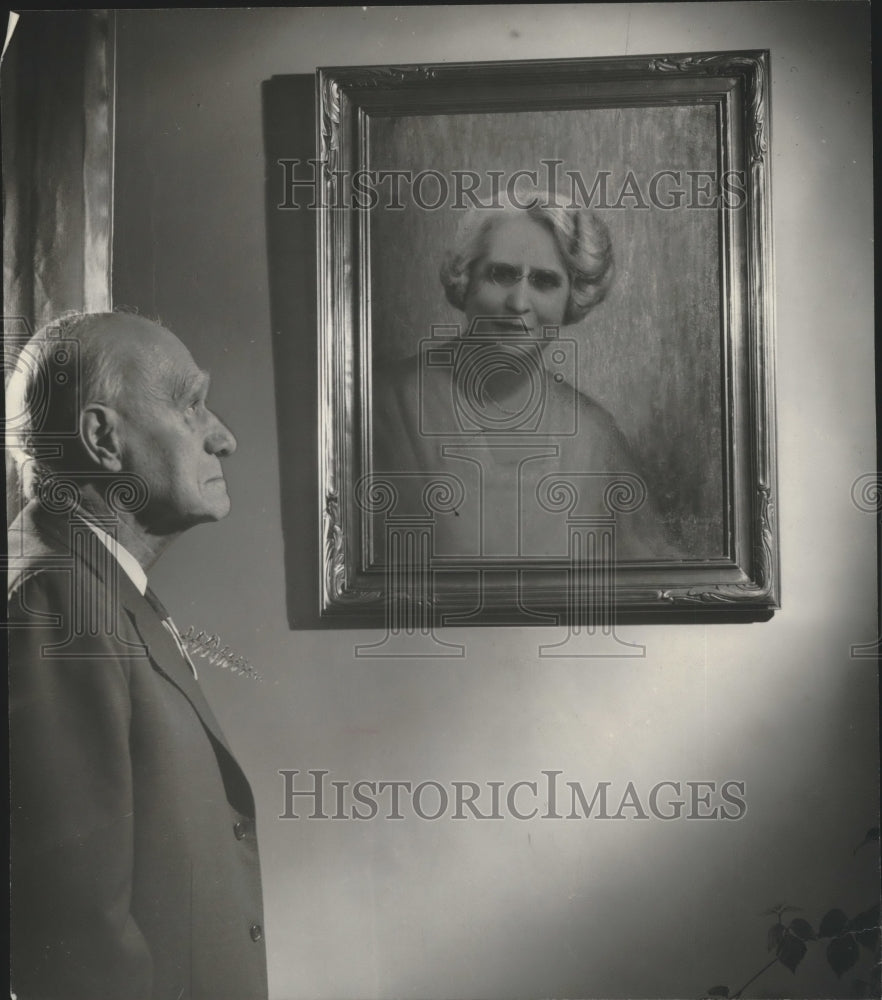 1950 Press Photo Milwaukee&#39;s Dr. G. A. Hipke shown with a painting of his wife- Historic Images