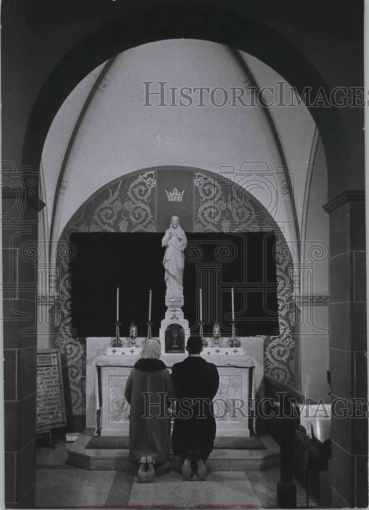 1963 Press Photo Christman and Miss Roberts kneel at altar in church, Holy Hill