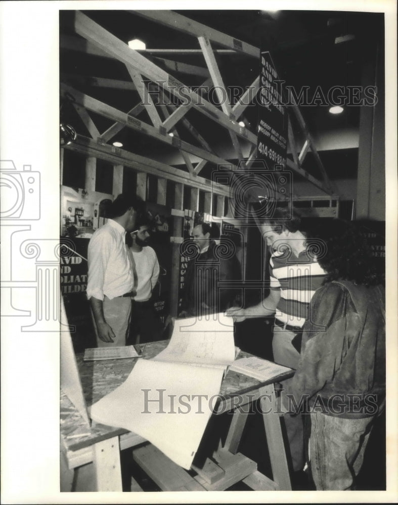 1982 Press Photo Visitors sort plans at booth at Home Builders Expo - Historic Images