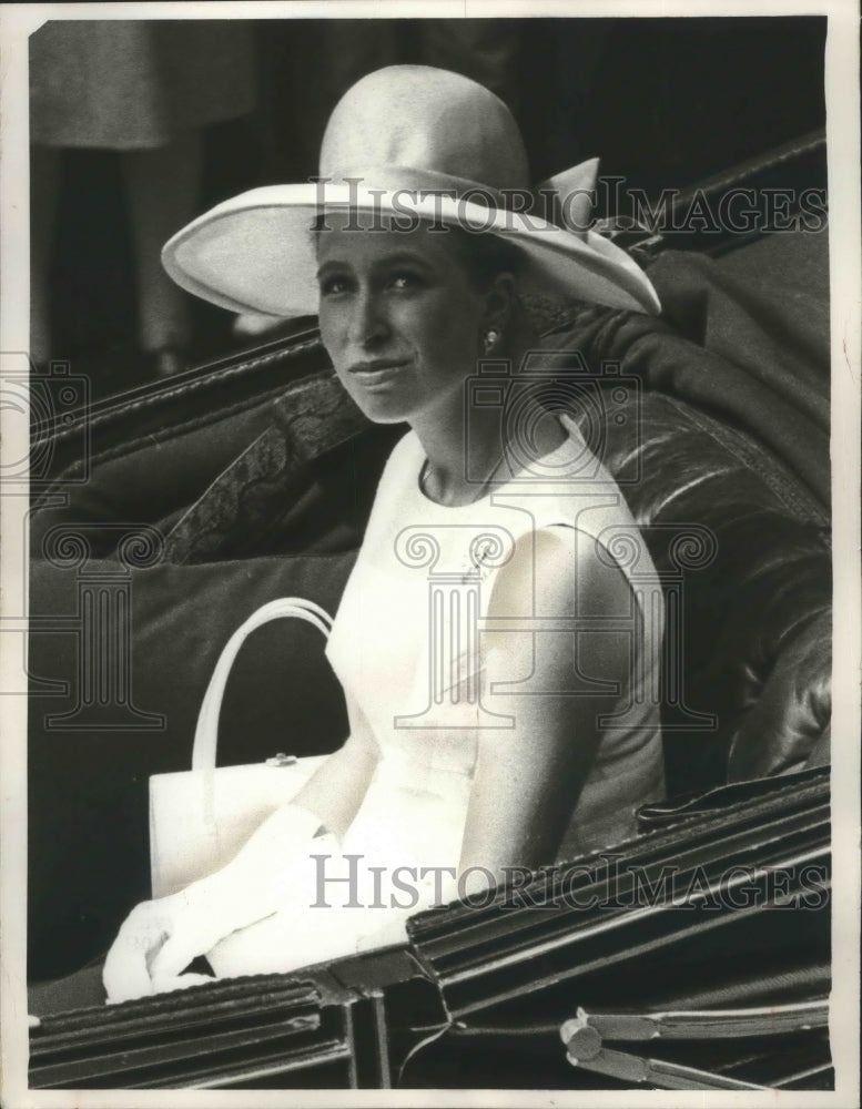 Load image into Gallery viewer, 1966 Press Photo Britain's Princess Anne in coach headed to Buckingham Palace
