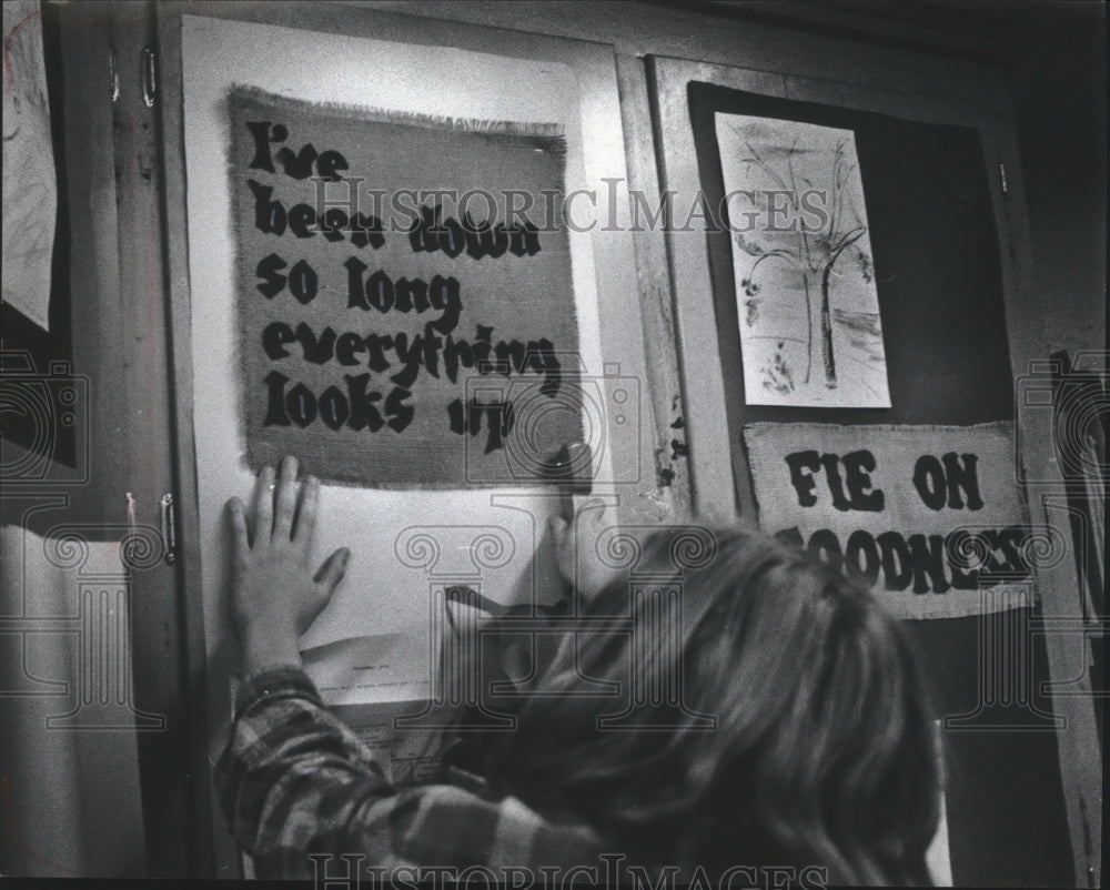 1974 Press Photo Wall hanging at Milwaukee County Children's Court Center class
