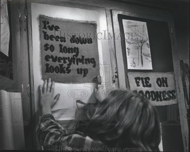 Load image into Gallery viewer, 1974 Press Photo Wall hanging at Milwaukee County Children's Court Center class
