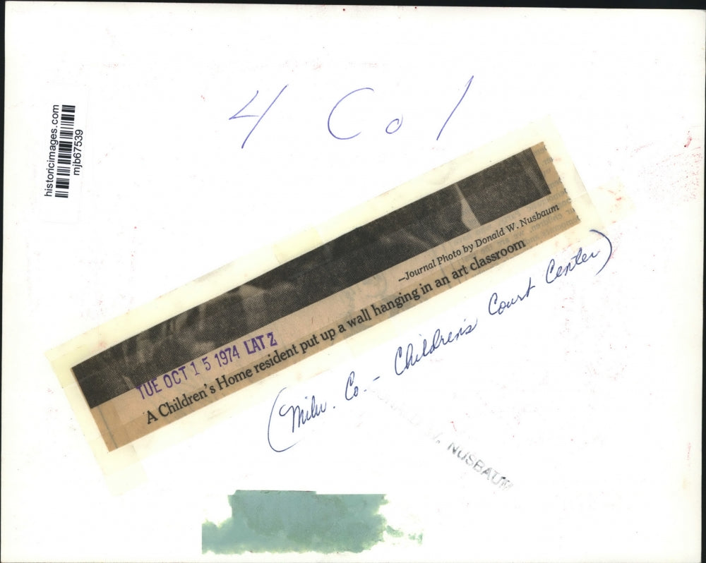 1974 Press Photo Wall hanging at Milwaukee County Children's Court Center class