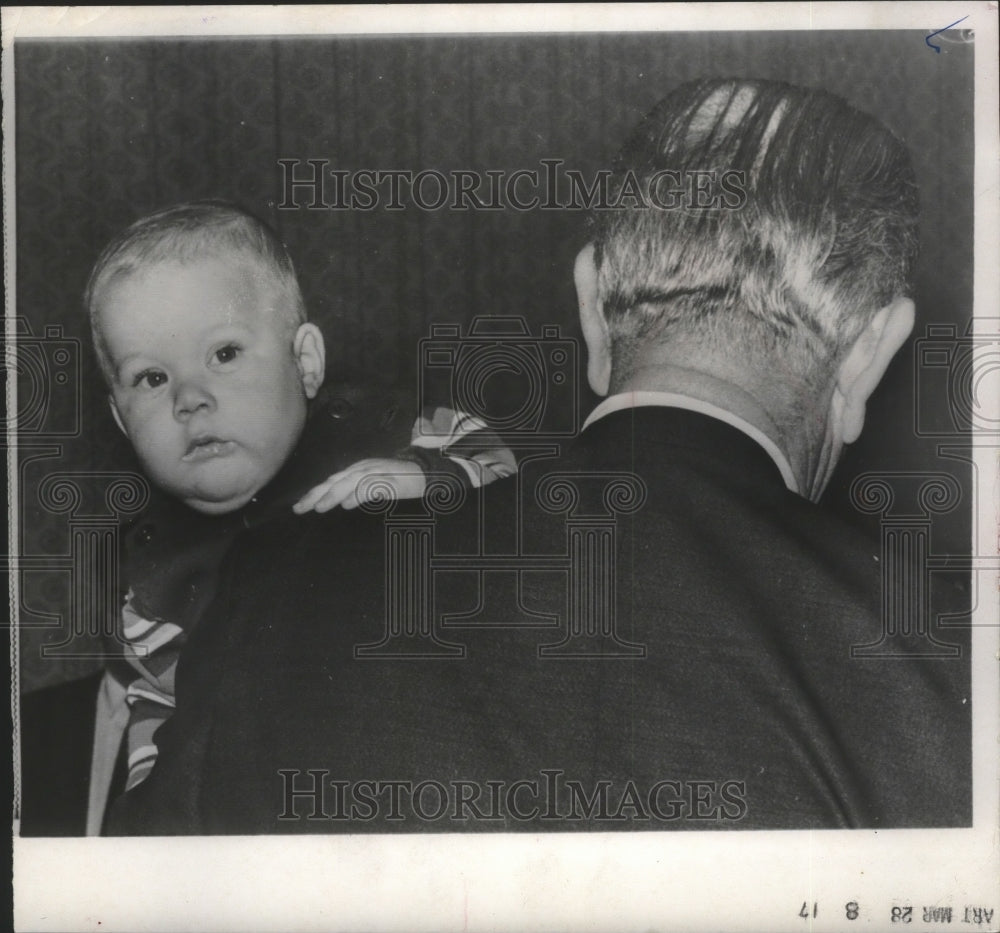1967 Press Photo Patrick Lyndon Nugent Peers Over a Shoulder - mjb67552