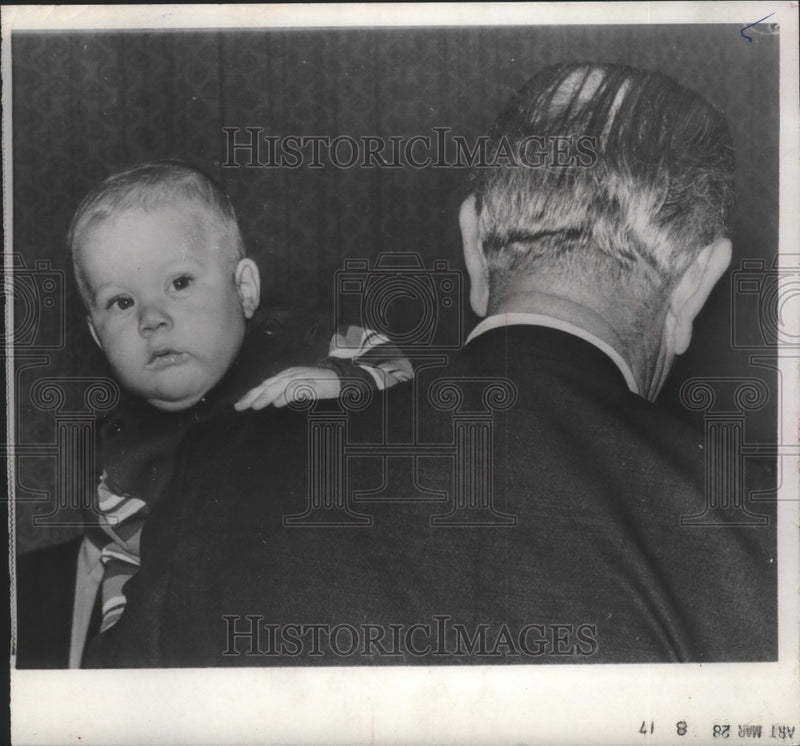 Load image into Gallery viewer, 1967 Press Photo Patrick Lyndon Nugent Peers Over a Shoulder - mjb67552

