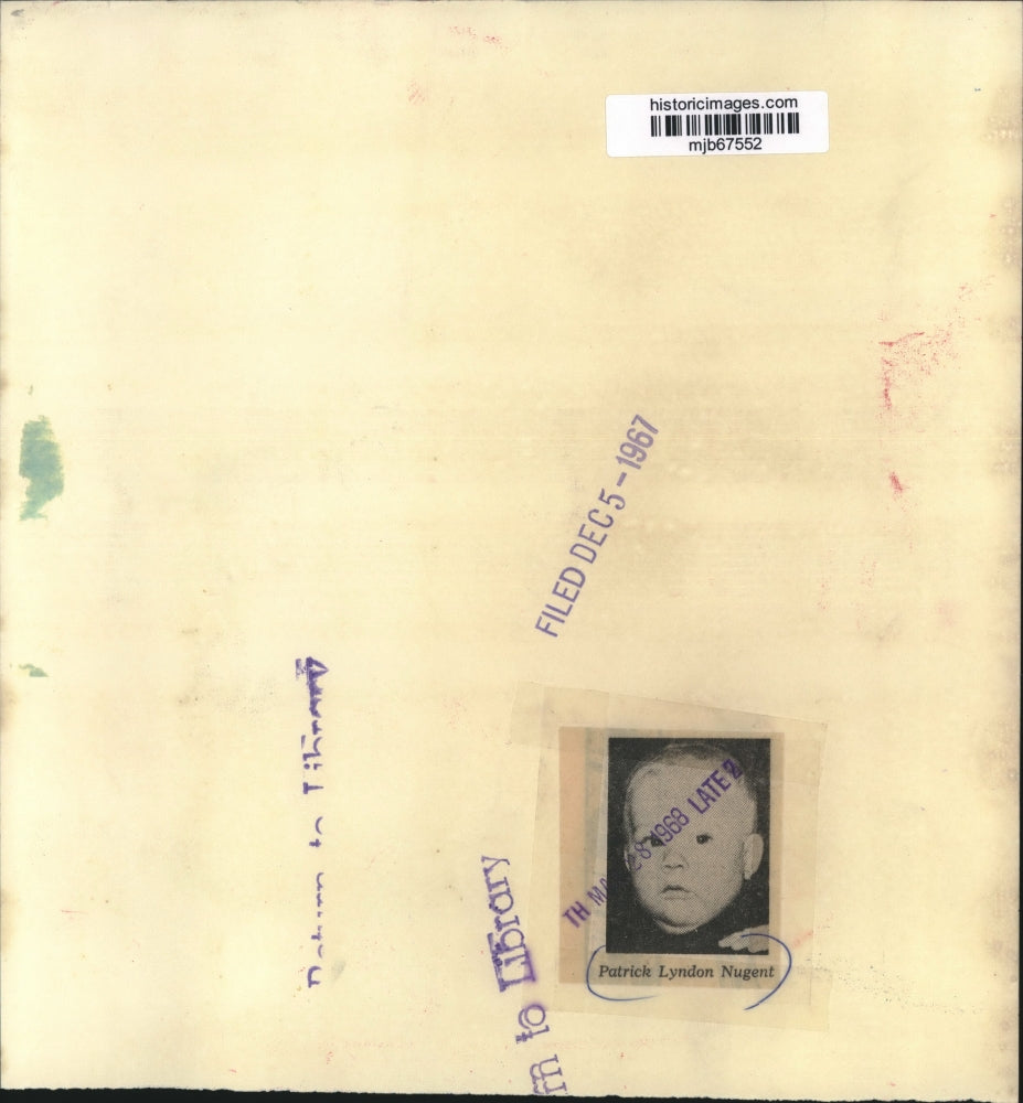 1967 Press Photo Patrick Lyndon Nugent Peers Over a Shoulder - mjb67552