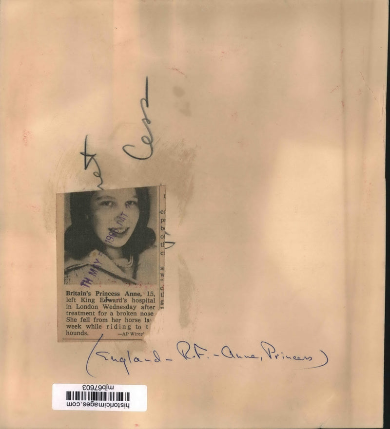 Load image into Gallery viewer, 1966 Press Photo England Royal Family Princess Anne, age fifteen - mjb67603
