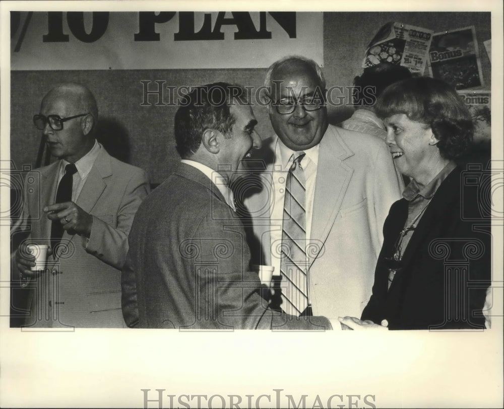 1983 Press Photo Joseph Flanigan celebrating with friends at 30th anniversary.- Historic Images