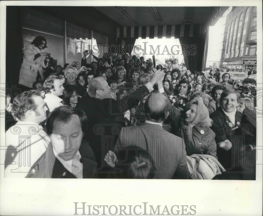 1976 Press Photo President Gerald R Ford visits Milwaukee Marc Plaza Hotel