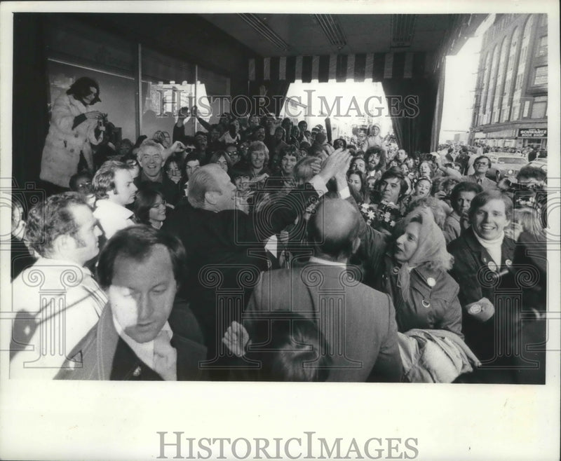 Load image into Gallery viewer, 1976 Press Photo President Gerald R Ford visits Milwaukee Marc Plaza Hotel
