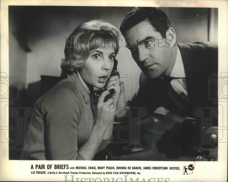 Load image into Gallery viewer, 1963 Press Photo Mary Peach and James Craig in A Pair of Briefs - mjb67696
