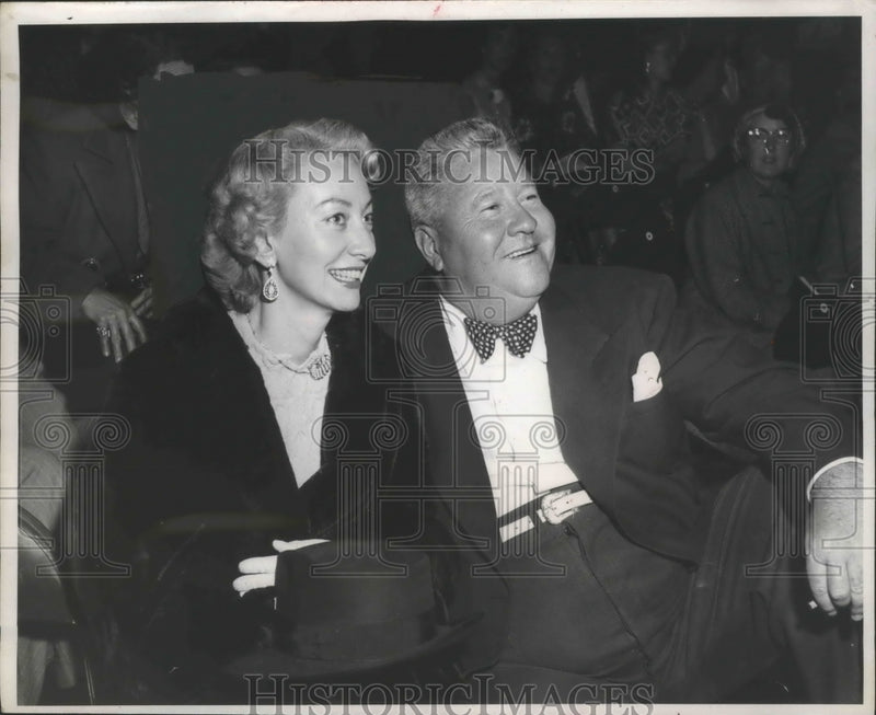 Load image into Gallery viewer, 1952 Press Photo Jack Oakie, Virginia Home - mjb67780
