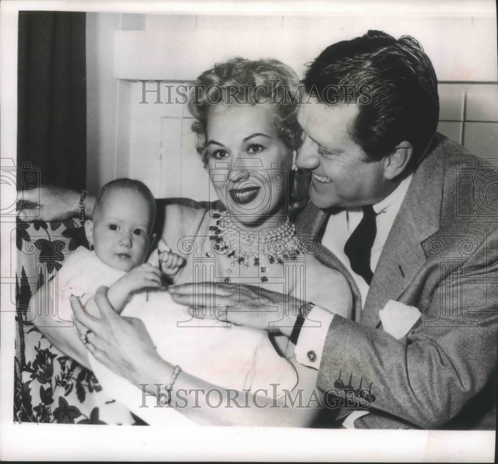 1954 Press Photo Michael O'Shea and Virginia Mao with daughter, Mary Catherine