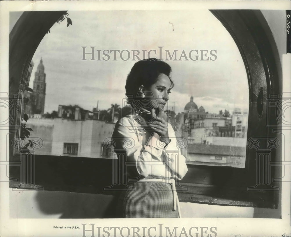 1963 Press Photo Merle Oberon from "of Love and Desire" - mjb67841