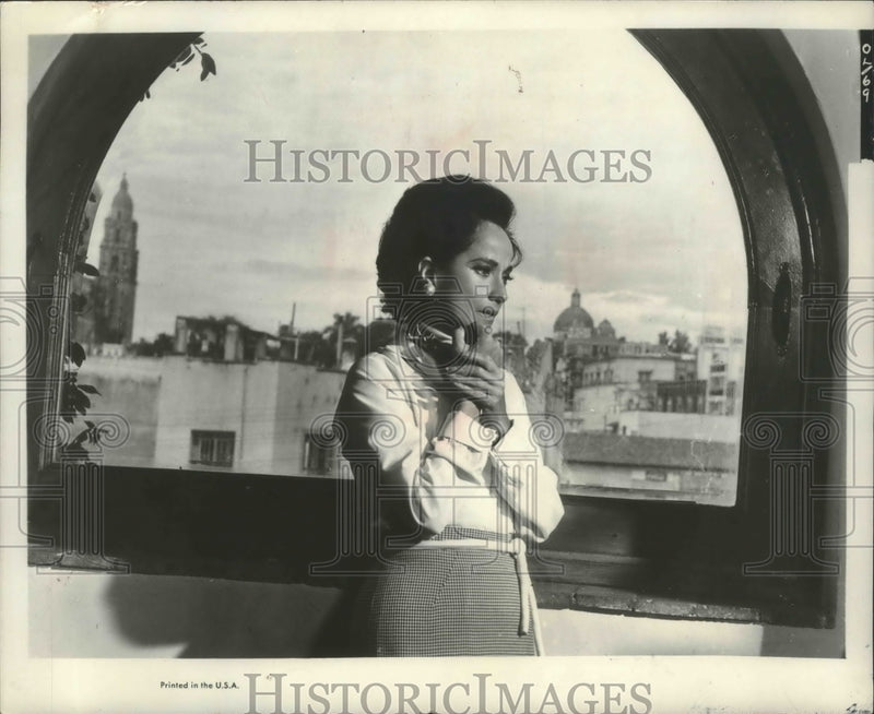Load image into Gallery viewer, 1963 Press Photo Merle Oberon from "of Love and Desire" - mjb67841
