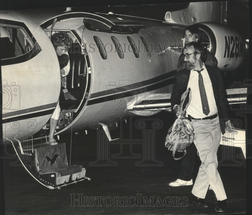  Press Photo Terry Jackson And Florida Heart Crew Land At Hospital In Milwaukee- Historic Images