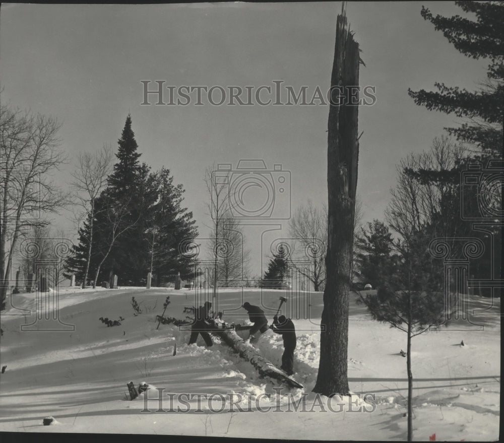1950 Press Photo Chippewas At Ohanah Work On Old Indian "Cemetery Project"