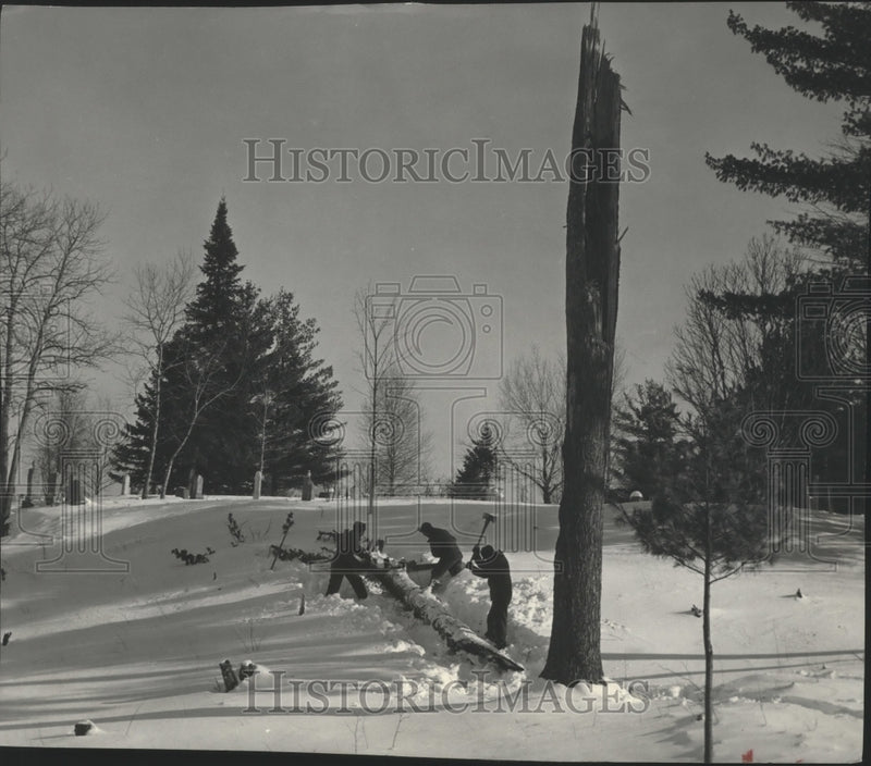 Load image into Gallery viewer, 1950 Press Photo Chippewas At Ohanah Work On Old Indian "Cemetery Project"
