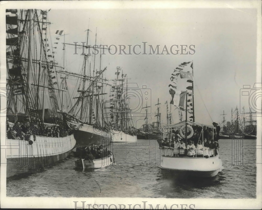 1930 Press Photo Cardinal Charost blesses fishing fleet leaving St Malo, France - Historic Images