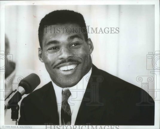 1990 Press Photo Herschel Walker, footballs