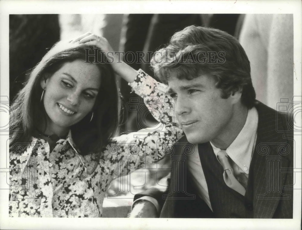 1971 Press Photo Actor Ryan O'Neal with actress, United States. - mjb67982