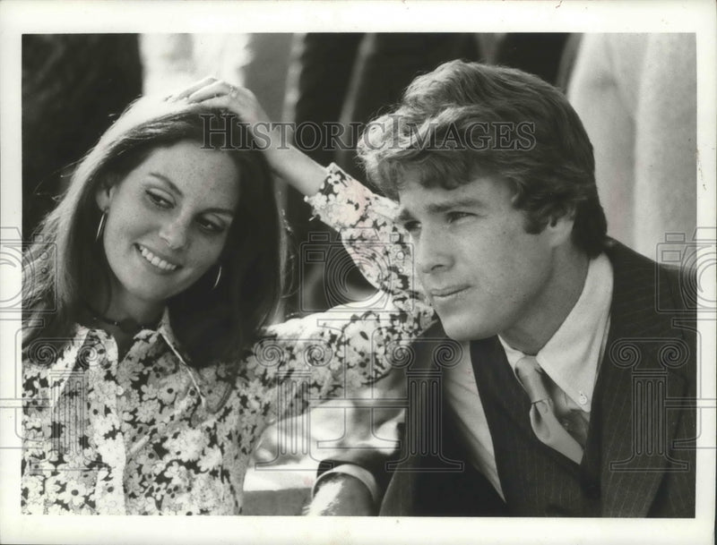 Load image into Gallery viewer, 1971 Press Photo Actor Ryan O'Neal with actress, United States. - mjb67982
